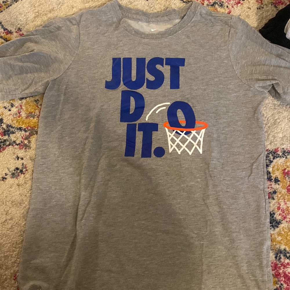 BOYS NIKE TSHIRT